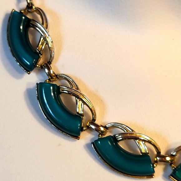 Vintage Green Thermoset Gold Tone Necklace - Picture 2 of 4
